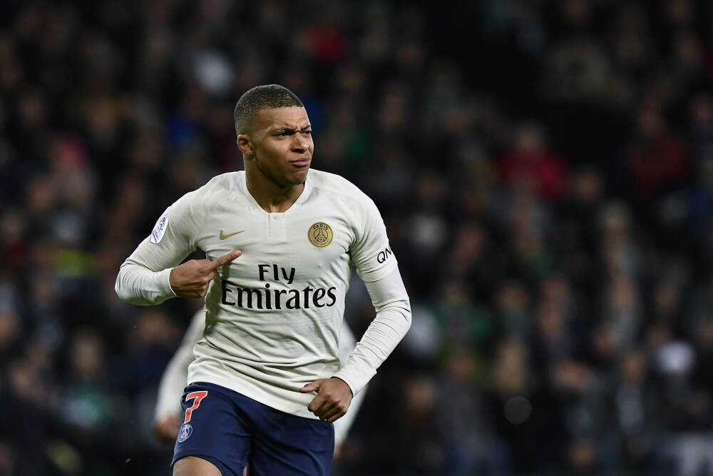 阿根廷变天，一个“电锯总统”对决一群“小区保卫队”的魔幻大戏